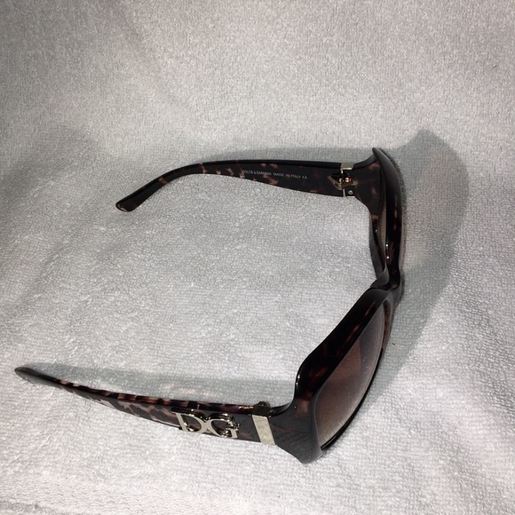 Dolce & Gabbana sunglasses with case - Picture 4 of 5